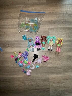 Lot of Royals High dolls wings accessories